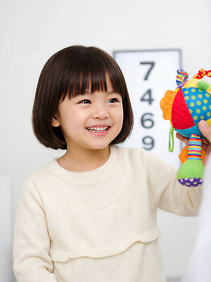 JPG 편집이미지 행복 어린이 컬러 놀이 실내 표정 웃음 장난감 숫자 방 스웨터 즐거움 그림 안과 의료성형뷰티 눈건강 편집실사 AI인물포토 AI콘텐츠 문자 감정 상의 건강 병원 사람 내부 CG 파일형식 AI포토