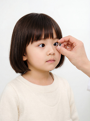 JPG 편집이미지 감정 어린이 의학 모션 건강 경고 치료 진료 의료진 의사 도구 검사_조사 클리닉 안과 의료성형뷰티 눈건강 편집실사 AI인물포토 AI콘텐츠 직업 병원 사람 CG 파일형식 AI포토