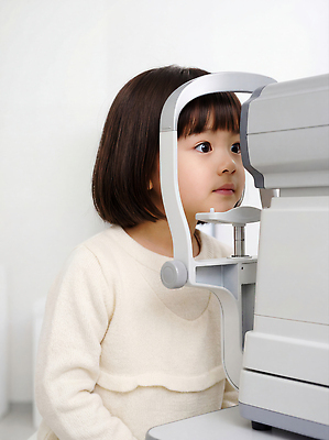 JPG 편집이미지 어린이 의학 건강 병원 기계 진료 의사 집중 검사_조사 클리닉 안과 시력검사 관심 의료성형뷰티 눈건강 편집실사 AI인물포토 AI콘텐츠 컨셉 사람 의료진 CG 파일형식 AI포토