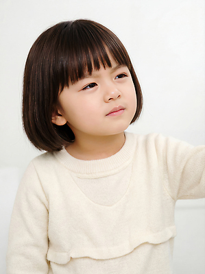 JPG 편집이미지 헤어스타일 어린이 포즈 모션 짧은머리 표정 손짓 소녀 귀여움 촬영 아기 단발머리 안과 순간 의료성형뷰티 눈건강 편집실사 AI인물포토 AI콘텐츠 여자 컨셉 건강 병원 사람 CG 파일형식 AI포토
