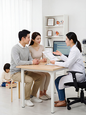 JPG 편집이미지 어린이 의학 가족 건강 병원 대화 치료 부모 장난감 진료 의사 정보 상담 방문 안과 의료성형뷰티 눈건강 편집실사 AI인물포토 AI콘텐츠 관계 말하기 사람 의료진 CG 파일형식 AI포토