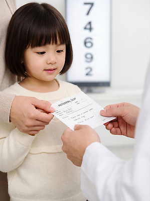 JPG 편집이미지 어린이 의학 건강 병원 치료 부모 진료 환자 의사 상담 소아과 안과 보호자 진료실 의료성형뷰티 눈건강 편집실사 AI인물포토 AI콘텐츠 가족 사람 의료진 CG 파일형식 AI포토