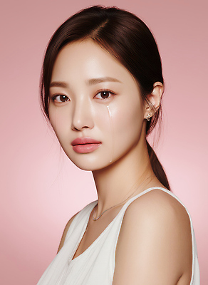 JPG 모델 편집이미지 여자 감정 분홍색 백그라운드 조명 표정 앞모습 화장 뷰티 촬영 피부 눈물 감성 뷰티풀 의료성형뷰티 편집실사 AI인물포토 AI콘텐츠 뷰포인트 컬러 컨셉 사람 신체부위 CG 파일형식 AI포토