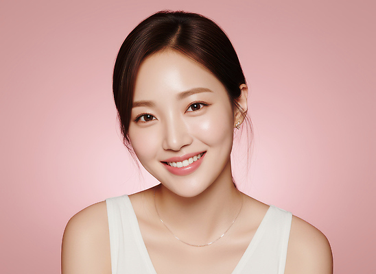 JPG 편집이미지 여자 패션 감정 얼굴 분홍색 포즈 백그라운드 미소 캐주얼 화장 뷰티 피부 피부관리 의료성형뷰티 편집실사 AI인물포토 AI콘텐츠 옷 컬러 표정 사람 신체부위 CG 파일형식 AI포토