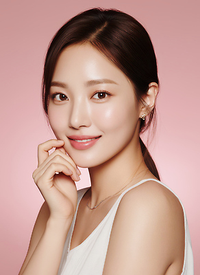 JPG 편집이미지 손 여자 얼굴 분홍색 포즈 백그라운드 장신구 미소 머리카락 표현 턱 뷰티풀 의료성형뷰티 스타일 편집실사 AI인물포토 AI콘텐츠 컬러 표정 사람 신체부위 머리 CG 파일형식 AI포토