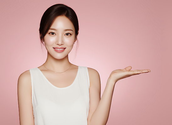 JPG 편집이미지 헤어스타일 손 여자 분홍색 포즈 백그라운드 실내 웃음 사람 촬영 표현 군중 의료성형뷰티 스타일 편집실사 AI인물포토 AI콘텐츠 컬러 표정 내부 신체부위 CG 파일형식 AI포토