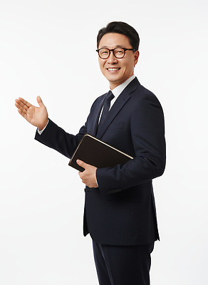 JPG 편집이미지 남자 명함 표정 대화 미소 정장 사무실 성경 인사 업무 발표 목사 손흔들기 의료성형뷰티 네트워킹 편집실사 AI인물포토 AI콘텐츠 옷 비즈니스 종교용품 모션 말하기 사람 예절 작업 네트워크 성직자 CG 파일형식 AI포토