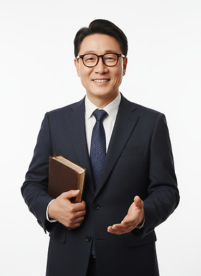 JPG 편집이미지 손 남자 포즈 비즈니스 직장 밝음 대화 웃음 사람 정장 책 성경 흰색 인사 목사 전문 의료성형뷰티 편집실사 AI인물포토 AI콘텐츠 옷 컬러 회사 종교용품 표정 말하기 신체부위 예절 성직자 CG 파일형식 AI포토