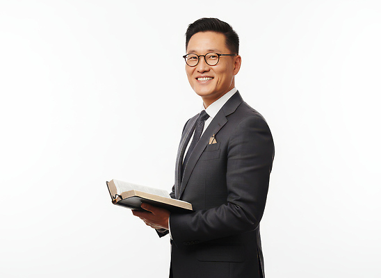 JPG 편집이미지 손 남자 모션 커뮤니케이션 직장 표정 웃음 사람 정장 책 독서 성경 교양 자신감 목사 흰배경 의료성형뷰티 편집실사 AI인물포토 AI콘텐츠 옷 감정 백그라운드 회사 종교용품 신체부위 흰색 성직자 CG 파일형식 AI포토