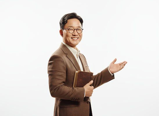 JPG 편집이미지 손 옷 남자 컬러 포즈 백그라운드 모션 직장 표정 서기 미소 책 성경 발표 분위기 목사 의료성형뷰티 편집실사 AI인물포토 AI콘텐츠 컨셉 회사 종교용품 사람 신체부위 성직자 CG 파일형식 AI포토