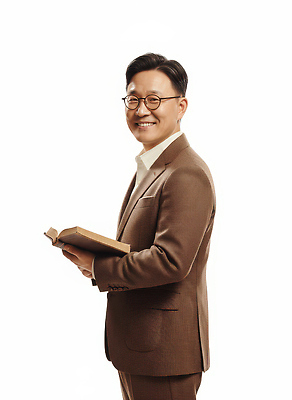 JPG 편집이미지 손 남자 백그라운드 모션 표정 미소 웃음 정장 일상 책 독서 성경 청결 교양 목사 순수 단순화된 의료성형뷰티 편집실사 AI인물포토 AI콘텐츠 옷 컨셉 종교용품 사람 라이프 신체부위 위생 성직자 CG 파일형식 AI포토