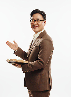 JPG 편집이미지 남자 포즈 대화 미소 정장 손짓 책 성경 교양 표현 발표 분위기 목사 즐거움 흰배경 심리 소통 의료성형뷰티 편집실사 AI인물포토 AI콘텐츠 옷 감정 백그라운드 컨셉 종교용품 모션 표정 말하기 사람 흰색 성직자 CG 파일형식 AI포토