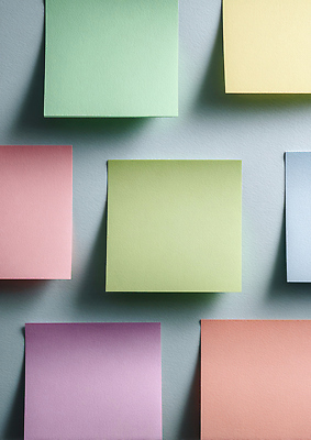 JPG 편집이미지 종이 벽 컬러 생각 아이디어 사무실 자료 공간 기록 메모지 작업 계획 오브젝트 정리 편집실사 AI포토 AI콘텐츠 컨셉 비즈니스 사무용품 CG 파일형식