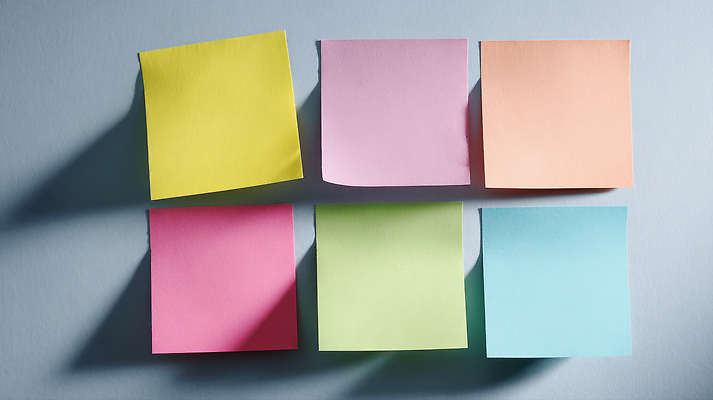 JPG 편집이미지 디자인 벽 컬러 장식 사무실 사무용품 공책 메모지 업무 계획 포스트잇 일렬 창의성 편집실사 AI포토 AI콘텐츠 컨셉 비즈니스 문구용품 작업 CG 파일형식