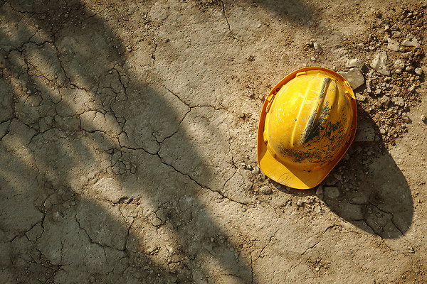 JPG 편집이미지 건축 날씨 공사 그림자 안전 햇빛 노란색 장비 돌_바위 작업 균열 헬멧 땅 편집실사 AI포토 AI콘텐츠 컬러 모션 건설업 태양 보호장비 CG 파일형식