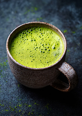 JPG 편집이미지 전통 음료 잎 자연 탁자 한국 컵 물 거품 마시기 녹차 다지기 뜨거운물 말차 카페인 편집실사 AI포토 AI콘텐츠 자연요소 식물 식기 아시아 가구 모션 차_음료 CG 생태계 파일형식