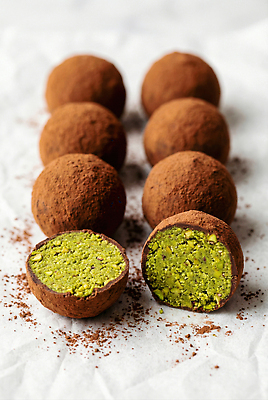 도형 음식 디저트 버섯 견과류 맛 CG 파일형식 AI콘텐츠 피스타치오 초콜릿 트러플 요리 달콤 재료 원형 일렬 내부 컬러 두바이쫀득쿠키 유행 두바이초콜릿 JPG AI포토 편집실사 편집이미지