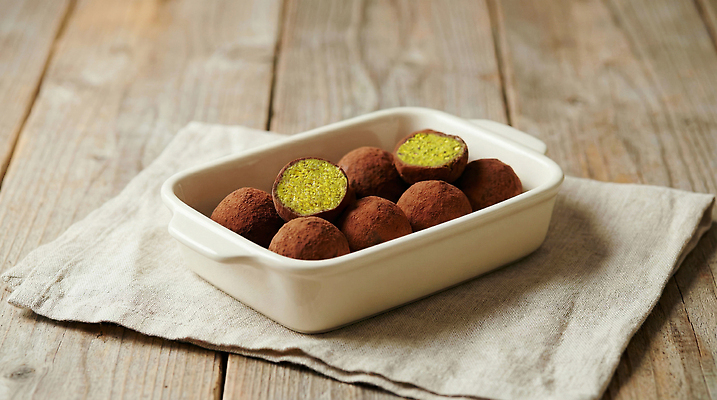 JPG 나무 편집이미지 그릇 음식 탁자 디저트 요리 유행 과자 초콜릿 일본 흰색 원형 달콤 녹차 코코아가루 녹차맛 편집실사 두바이초콜릿 AI포토 AI콘텐츠 두바이쫀득쿠키 도형 식물 식기 아시아 컬러 가구 차_음료 맛 가루 CG 파일형식