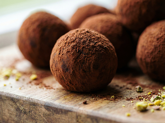음료 음식 가구 컨셉 모션 디저트 맛 CG 파일형식 AI콘텐츠 초콜릿 코코아 요리 만들기 재료 탁자 공 식사 편리함 달콤 두바이쫀득쿠키 유행 두바이초콜릿 JPG AI포토 편집실사 편집이미지