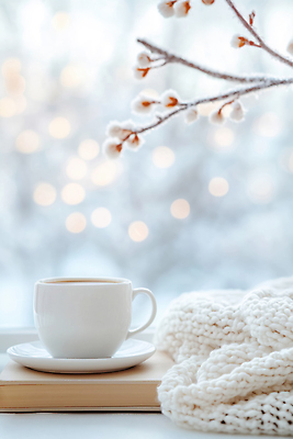 JPG 편집이미지 음료 백그라운드 겨울 탁자 아침 주택 따뜻함 장식 컵 빛 흰색 편안함 스웨터 오브젝트 장면 편집실사 AI포토 AI콘텐츠 주간 식기 계절 컬러 가구 상의 건물 감각 CG 파일형식