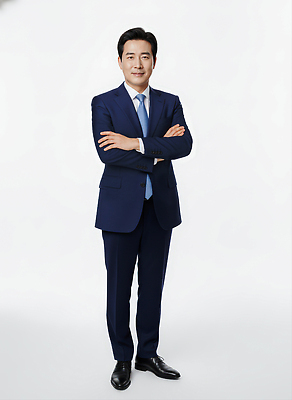 옷 감정 컬러 회사 모션 표정 사람 전자제품 CG 파일형식 남자 정장 팔짱 백그라운드 흰색 자신감 카메라 비즈니스 스타일 직장 포즈 미소 편집실사 편집이미지 JPG 의료성형뷰티