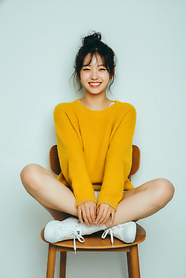 JPG 편집이미지 패션 포즈 백그라운드 의자 실내 미소 웃음 사람 취미 청춘 단순화된 의료성형뷰티 스타일 편집실사 AI인물포토 AI콘텐츠 가구 컨셉 표정 내부 CG 파일형식 AI포토