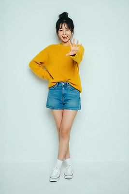 JPG 편집이미지 손 여자 패션 포즈 웃음 일상 청춘 카메라 청바지 스니커즈 흰배경 의료성형뷰티 스타일 편집실사 AI인물포토 AI콘텐츠 백그라운드 운동화 컨셉 바지 표정 사람 라이프 신체부위 전자제품 흰색 CG 파일형식 AI포토