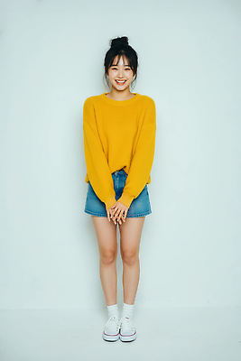 JPG 편집이미지 손 여자 감정 포즈 백그라운드 미소 캐주얼 기쁨 흰색 스웨터 청치마 의료성형뷰티 스타일 편집실사 AI인물포토 AI콘텐츠 옷 컬러 상의 표정 사람 신체부위 치마 CG 파일형식 AI포토