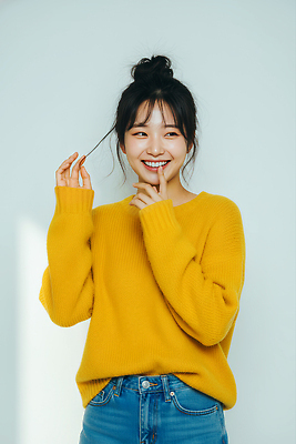 JPG 편집이미지 긴머리 여자 패션 컬러 백그라운드 생각 손가락 미소 웃음 노란색 머리 스웨터 의료성형뷰티 스타일 편집실사 AI인물포토 AI콘텐츠 헤어스타일 손 상의 표정 사람 신체부위 CG 파일형식 AI포토