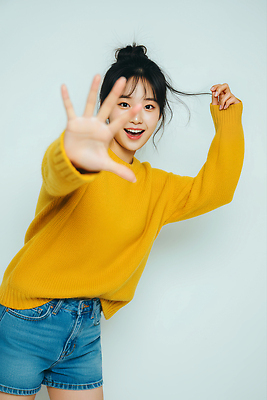 JPG 편집이미지 손 여자 패션 포즈 백그라운드 모션 실내 표정 웃음 노란색 촬영 청바지 스웨터 즐거움 의료성형뷰티 스타일 편집실사 AI인물포토 AI콘텐츠 감정 컬러 상의 바지 사람 내부 신체부위 CG 파일형식 AI포토