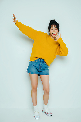 JPG 편집이미지 긴머리 손 옷 여자 벽 포즈 운동화 반바지 실내 촬영 개성 의료성형뷰티 스타일 편집실사 AI인물포토 AI콘텐츠 헤어스타일 신발 바지 사람 내부 신체부위 CG 파일형식 AI포토