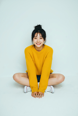 JPG 편집이미지 손 여자 패션 행복 감정 포즈 백그라운드 반바지 웃음 앉기 흰색 무릎 의료성형뷰티 스타일 편집실사 AI인물포토 AI콘텐츠 컬러 바지 모션 표정 사람 신체부위 CG 파일형식 AI포토