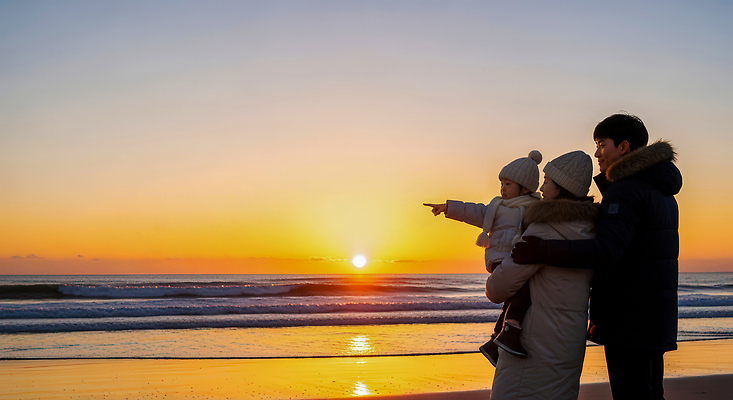 JPG 편집이미지 행복 어린이 모래 여행 겨울 가족 자연 엄마 풍경 해변 태양 일몰 아빠 저녁 의료성형뷰티 편집실사 AI인물포토 AI콘텐츠 자연요소 계절 감정 바다 관계 사람 노을 야간 CG 생태계 파일형식 AI포토