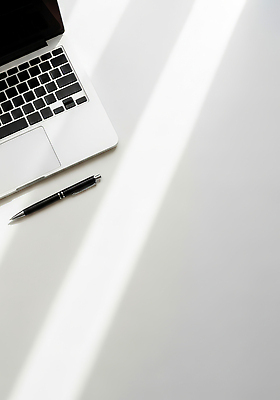 교육 컬러 가구 컨셉 비즈니스 문구용품 전자제품 태양 필기구 CG 파일형식 노트북 펜 탁자 햇빛 그림자 흰색 검은색 사무실 학습 집중 기계 작업 문서 편집실사 편집이미지 JPG