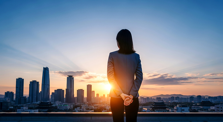 JPG 편집이미지 외관 응시 남자 야경 하늘 사람 건물 빛 사무실 태양 일몰 도시 시간 뷰티풀 의료성형뷰티 경관 편집실사 AI인물포토 AI콘텐츠 자연요소 건축물 시선 비즈니스 풍경 노을 야간 CG 파일형식 풍경_경치 AI포토