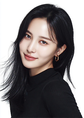 JPG 편집이미지 긴머리 헤어스타일 옷 여자 포즈 백그라운드 스튜디오 미소 화장 카메라 검은색 촬영 흰색 뷰티풀 의료성형뷰티 편집실사 AI인물포토 AI콘텐츠 컬러 표정 사람 전자제품 뷰티 CG 파일형식 AI포토