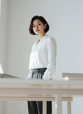 JPG 편집이미지 여자 포즈 셔츠 직장 밝음 내부 사무실 공간 업무 작업 분위기 책상 준비 의료성형뷰티 편집실사 AI인물포토 AI콘텐츠 가구 컨셉 상의 회사 비즈니스 사람 CG 파일형식 AI포토