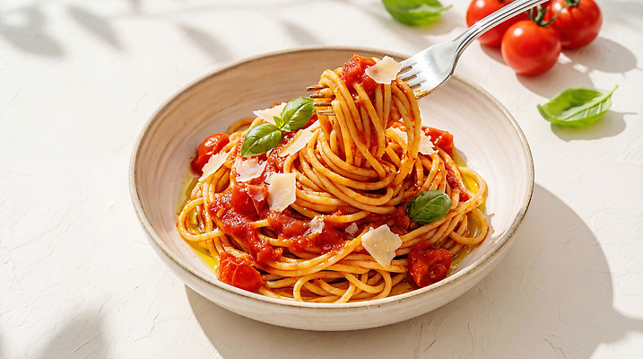 JPG 편집이미지 접시 음식 포크 토마토 재료 치즈 파스타 스파게티 요리 주방 식사 바질 제철 토마토파스타 편집실사 AI포토 AI콘텐츠 식기 채소 유제품 서양음식 CG 파일형식