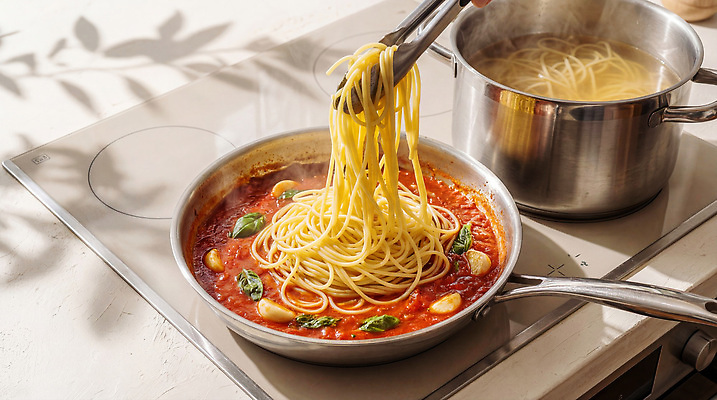 JPG 편집이미지 여자 남자 음식 재료 파스타 수저 요리 주방 식사 면류 이탈리아음식 레시피 끓이기 토마토파스타 편집실사 AI포토 AI콘텐츠 식기 모션 서양음식 사람 CG 파일형식