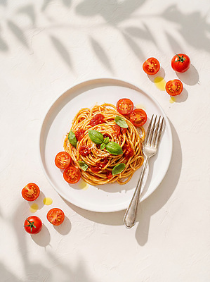 JPG 편집이미지 접시 음식 포크 재료 방울토마토 식탁 파스타 요리 일상 사각형 주방 식사 점심 건강식 토마토파스타 편집실사 AI포토 AI콘텐츠 도형 식기 토마토 탁자 서양음식 라이프 CG 파일형식