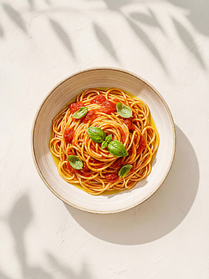 JPG 편집이미지 음식 식탁 파스타 스파게티 요리 파란색 저녁 주말 점심 바질 토마토소스 토마토파스타 편집실사 AI포토 AI콘텐츠 컬러 탁자 서양음식 소스_음식 야간 CG 파일형식