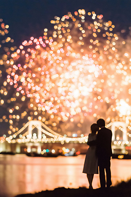 JPG 편집이미지 커플 기념일 야경 자연 조명 새해 기념 폭죽 불꽃놀이 사랑 풍경 두명 축제 감상 만남 분위기 강가 연말 편집실사 AI인물포토 AI콘텐츠 감정 컨셉 관계 놀이 사람 이벤트 강 야간 CG 생태계 파일형식 풍경_경치 AI포토