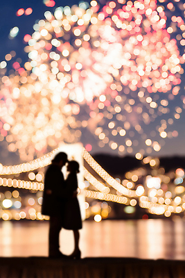 JPG 편집이미지 커플 기념일 백그라운드 야경 하늘 조명 새해 기념 폭죽 불꽃놀이 사랑 축제 기쁨 로맨틱 도시 저녁 강가 뷰티풀 연말 편집실사 AI인물포토 AI콘텐츠 감정 컨셉 관계 놀이 이벤트 강 야간 CG 파일형식 풍경_경치 AI포토