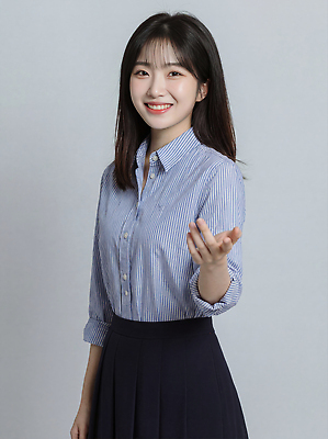 JPG 편집이미지 손 여자 포즈 셔츠 친절 실내 표정 미소 웃음 사람 앞모습 치마 촬영 편집실사 AI인물포토 AI콘텐츠 뷰포인트 상의 하의 내부 신체부위 CG 파일형식 AI포토