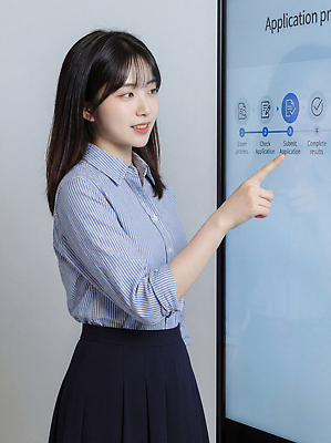 JPG 편집이미지 여자 교육 기술 설명 사무실 스크린 정보 가리킴 발표 결과 체크표시 과정 인터페이스 제출 편집실사 AI인물포토 AI콘텐츠 컨셉 비즈니스 모션 사람 손짓 CG 확인 파일형식 AI포토