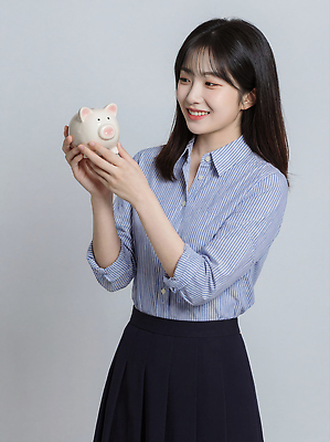 JPG 편집이미지 여자 행복 셔츠 돈 실내 웃음 금융 치마 꿈 저축 저금통 돼지 계획 체크무늬 재정 편집실사 AI인물포토 AI콘텐츠 감정 컨셉 상의 무늬 포유류 하의 표정 사람 내부 경제 재산 CG 파일형식 AI포토