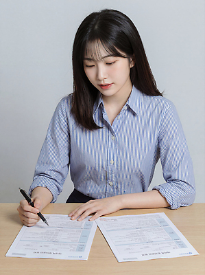 JPG 편집이미지 학생 손 여자 교육 모션 탁자 실내 일상 사무실 펜 기록 작업 집중 문서 서명 편집실사 AI인물포토 AI콘텐츠 가구 컨셉 비즈니스 사람 내부 라이프 신체부위 필기구 CG 파일형식 AI포토