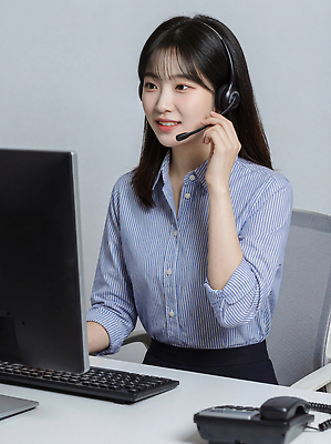 JPG 편집이미지 여자 대화 컴퓨터 사무실 모니터 헤드셋 키보드 업무 작업 사무원 집중 직원 통화 지원 편집실사 AI인물포토 AI콘텐츠 직업 음향기기 컨셉 비즈니스 모션 말하기 사람 전자제품 헤드폰 CG 파일형식 AI포토