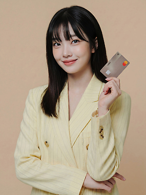 JPG 모델 편집이미지 손 여자 포즈 백그라운드 모션 웃음 노란색 카메라 스크린 알림 상업 이미지 편집실사 AI인물포토 AI콘텐츠 컬러 표정 사람 신체부위 전자제품 CG 파일형식 AI포토