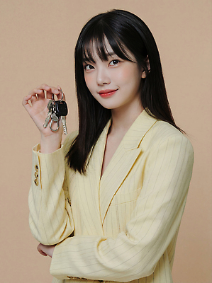 JPG 편집이미지 손 옷 여자 남자 얼굴 포즈 백그라운드 열쇠 표정 사람 정장 노란색 카메라 스타일 편집실사 AI인물포토 AI콘텐츠 컬러 신체부위 전자제품 CG 파일형식 AI포토